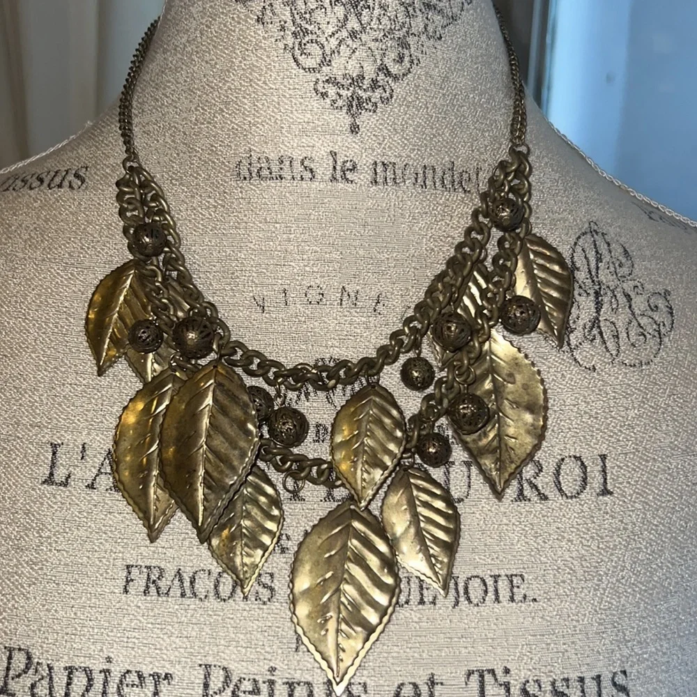 Gold metal dangle leaf necklace jewelry womens fashion necklace costume jewelry - Picture 3 of 5